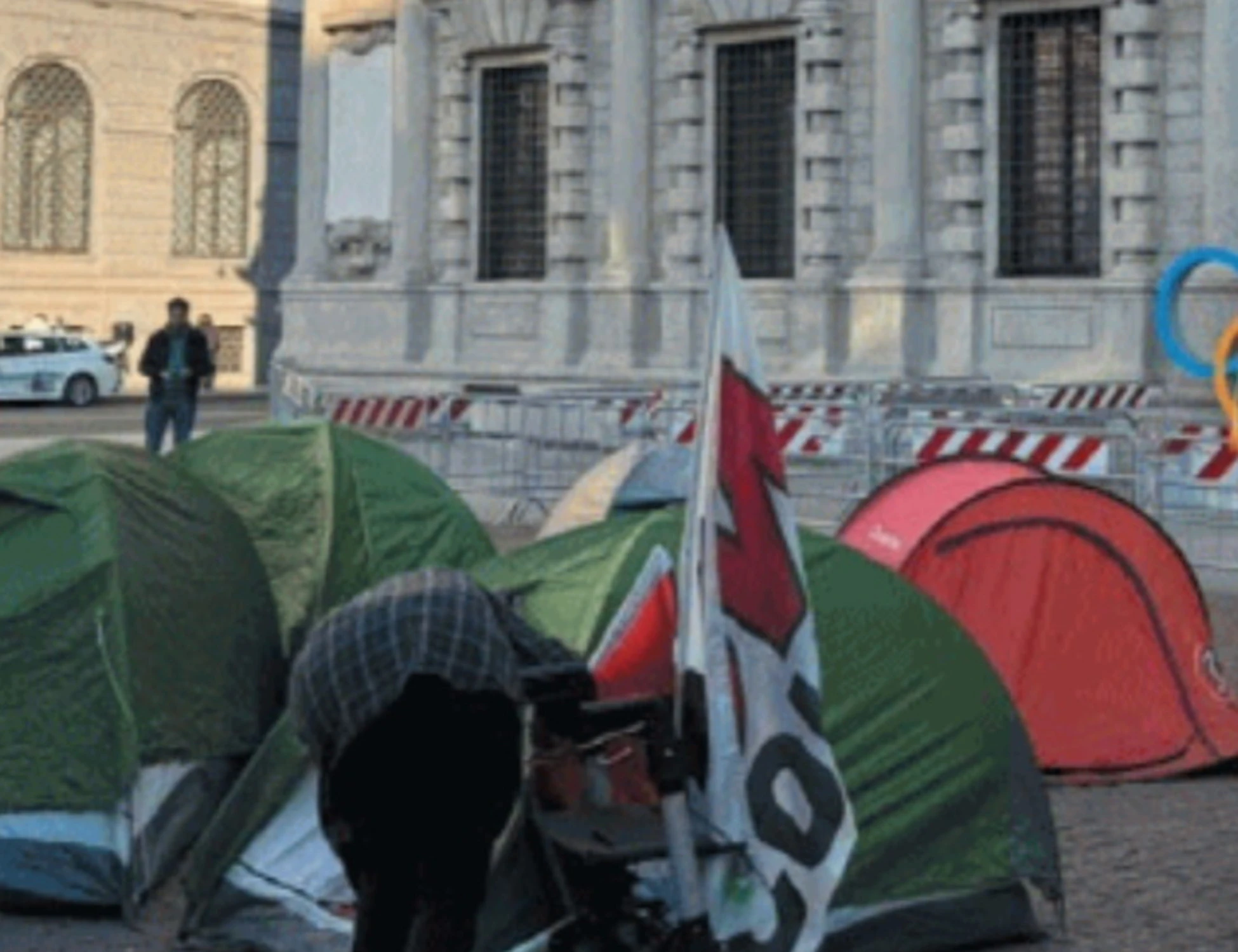 Che vergogna piazza Scala trasformata in tendopoli