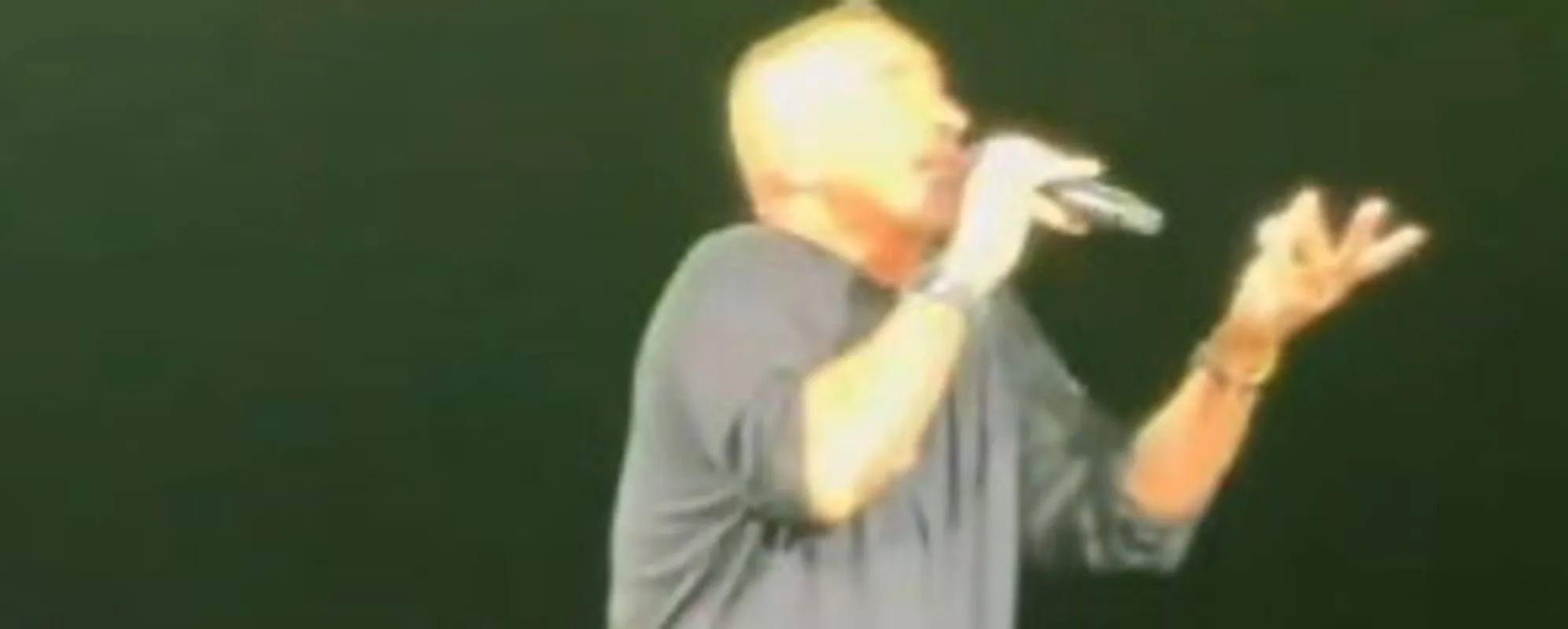 Eros Ramazzotti sbrocca con uno spettatore: "Cosa ti incazz***i?"