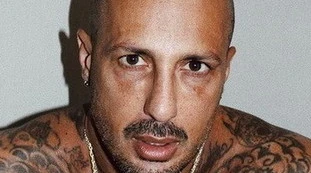 Fabrizio Corona evade, beccato dai finanzieri a Genova: altro disastro, rischia grossissimo
