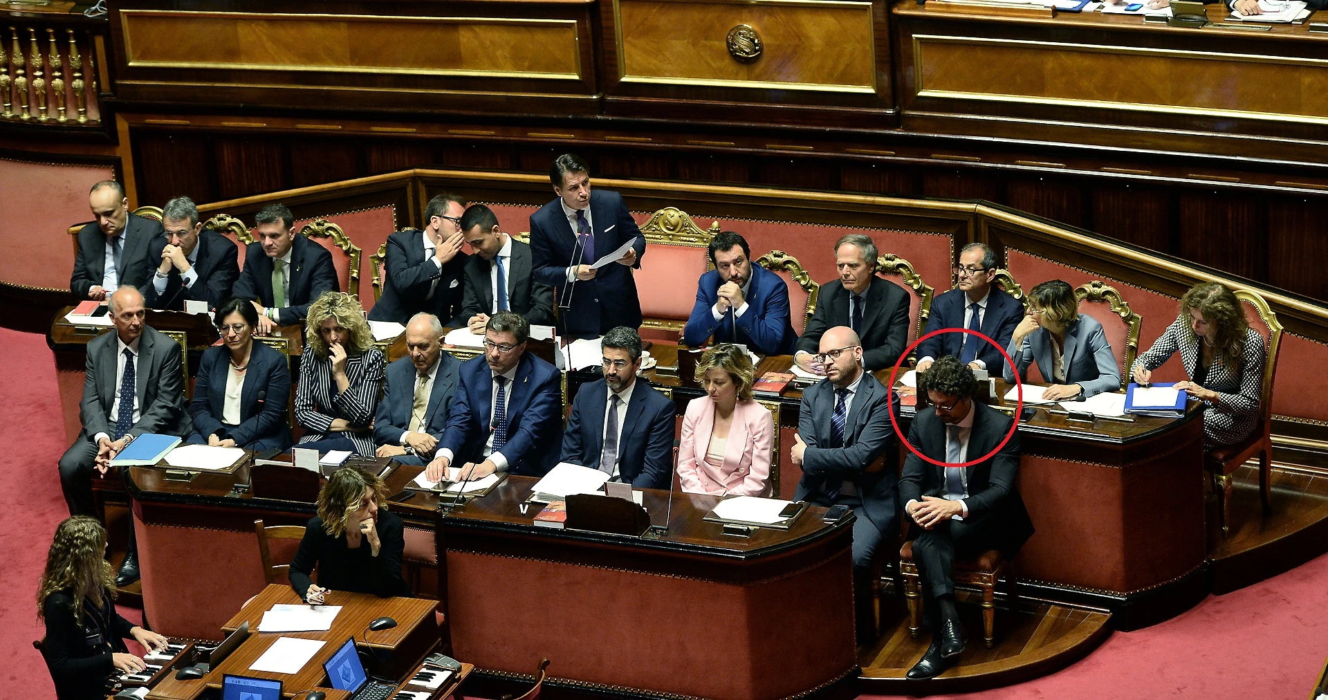 Danilo Toninelli si è concentrato troppo: dorme al Senato nel giorno della fiducia?