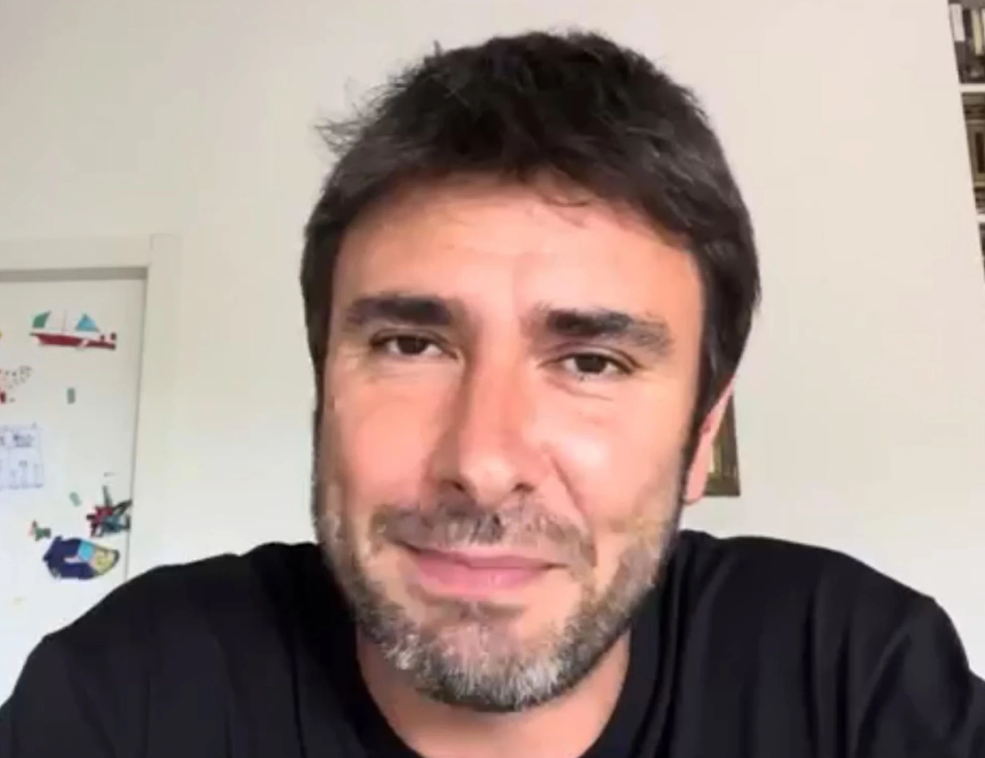 Alessandro Di Battista, "quando può rientrare in Italia": la voce dall'ospedale, cambia tutto