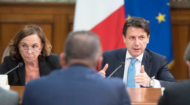 Giuseppe Conte e i migranti, retroscena: "No alla Lamorgese, decreti sicurezza rinviati". Un pesante sospetto