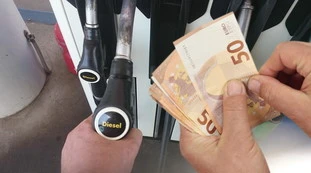 Benzina "a prezzi stracciati": corsa al distributore, dov'è il paradiso degli automobilisti