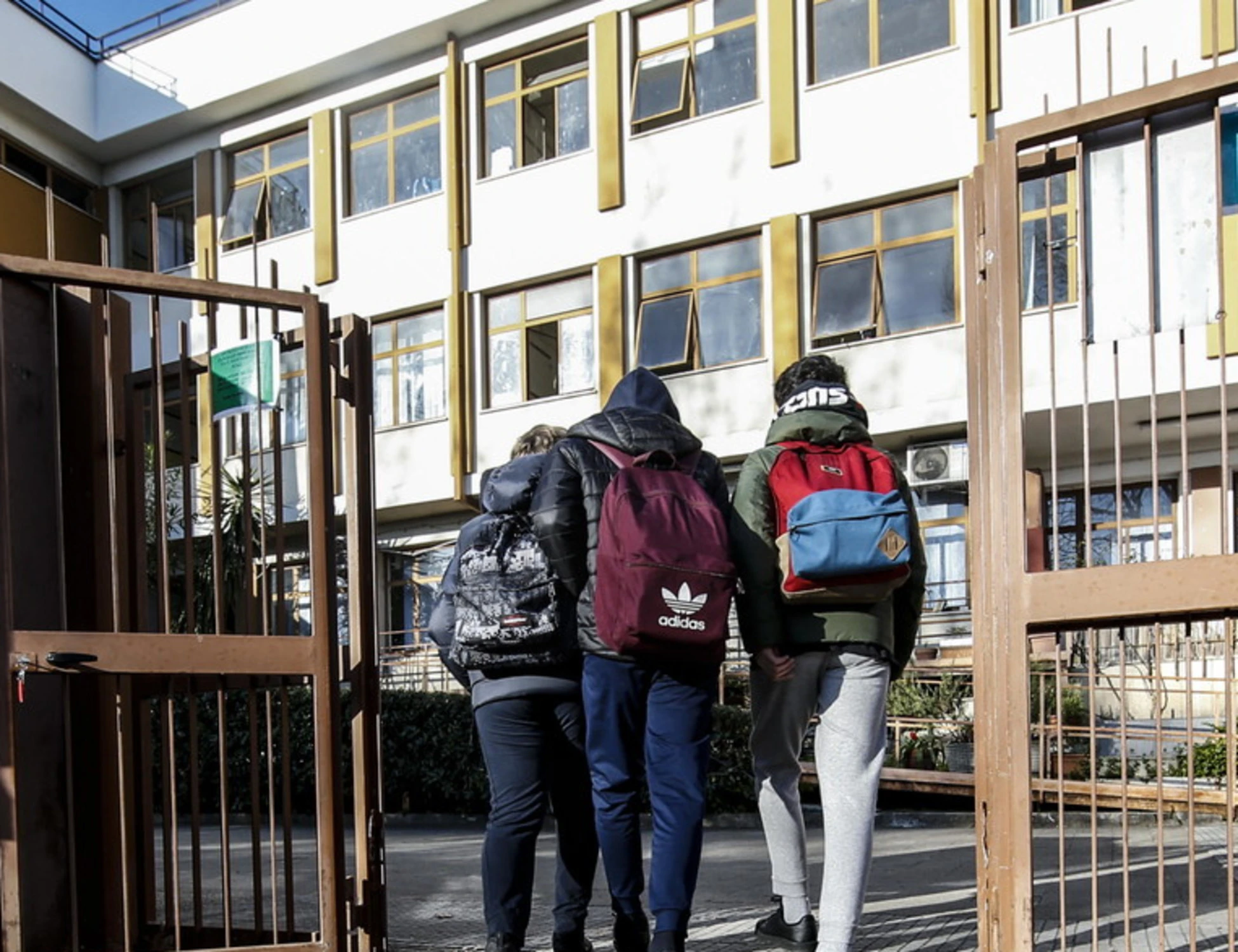 Roma, spray urticante e poi coltellate alla prof: l'orrore di un 13enne a scuola