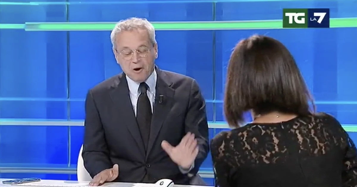 Enrico Mentana, Paola De Micheli e l'imbarazzo su Danilo Toninelli: "Ringrazio il mio predecessore", poi si ferma e ride