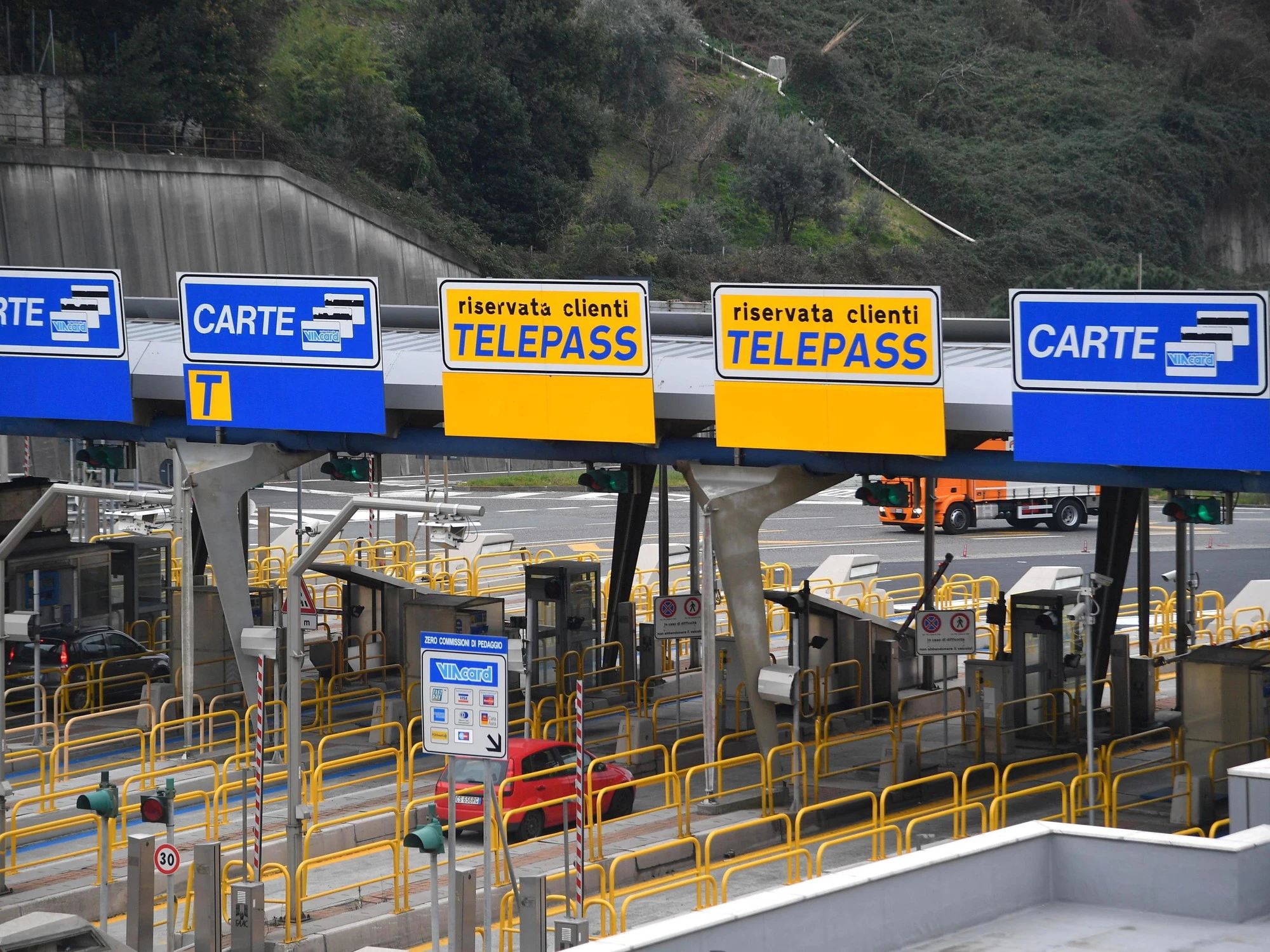 Ora si può fare retromarcia in autostrada: ecco che cosa cambia
