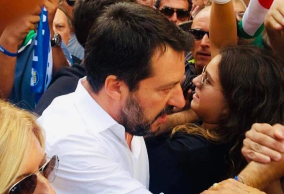 Matteo Salvini, bagno di folla a Montecitorio durante la fiducia: "Poltronari, vi manderemo a casa"