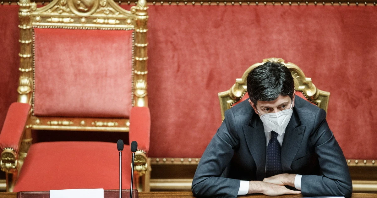 A Milano hanno già tolto le mascherine sui mezzi, la rivolta del viso aperto