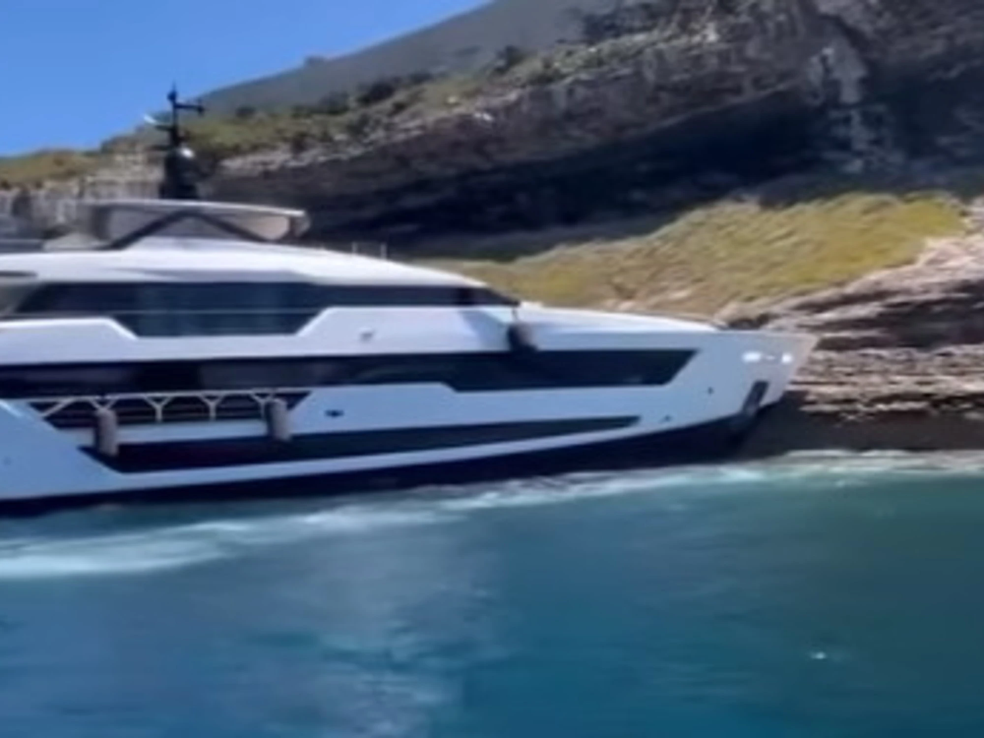 Bonifacio, yacht di 43 metri si arena: il video