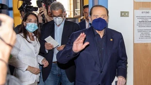 Silvio Berlusconi, retroscena: porte aperte ai centristi. E Giorgia Meloni...