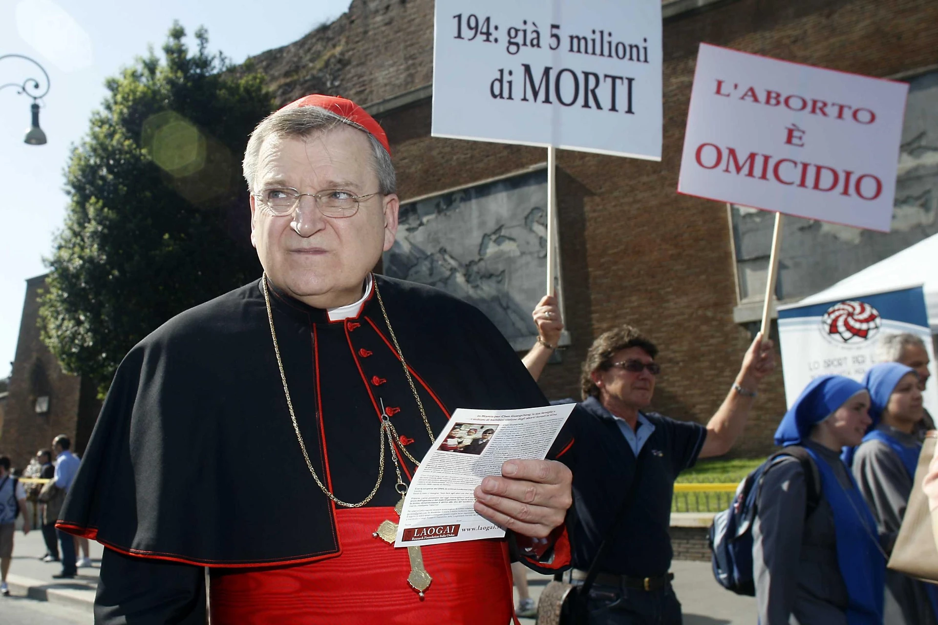 Il Papa e lo scisma, mai accaduto prima. Il cardinale Burke: "No allo Ius soli, cosa succederà all'Italia"