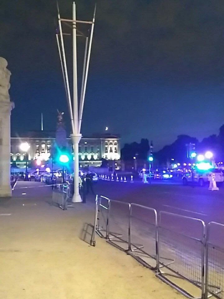 Londra, armato di spada ferisce due agenti davanti a Buckingham palace