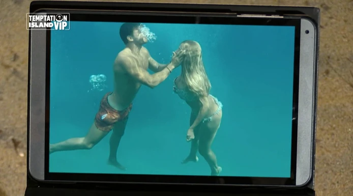 Temptation Island Vip, Valeria Marini bacia Ivan e lui non regge all&apos;emozione: lo sconcertante peto