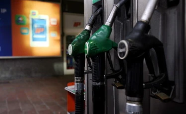Benzina, trionfo Meloni: code ai distributori, dove la verde si vende a 1,99