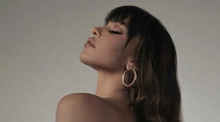 Belen Rodriguez, sopra in topless e sotto... Salta il bottone dei jeans, visione da censura