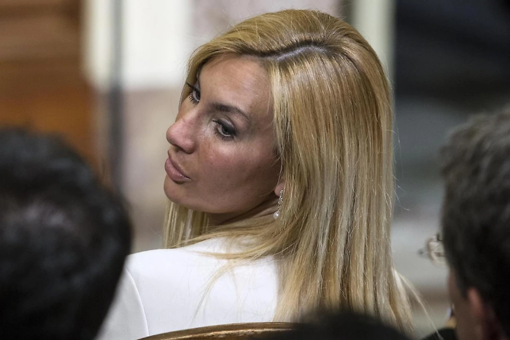 Michalea Biancofiore regala a Papa Francesco il suo libro contro Alfano