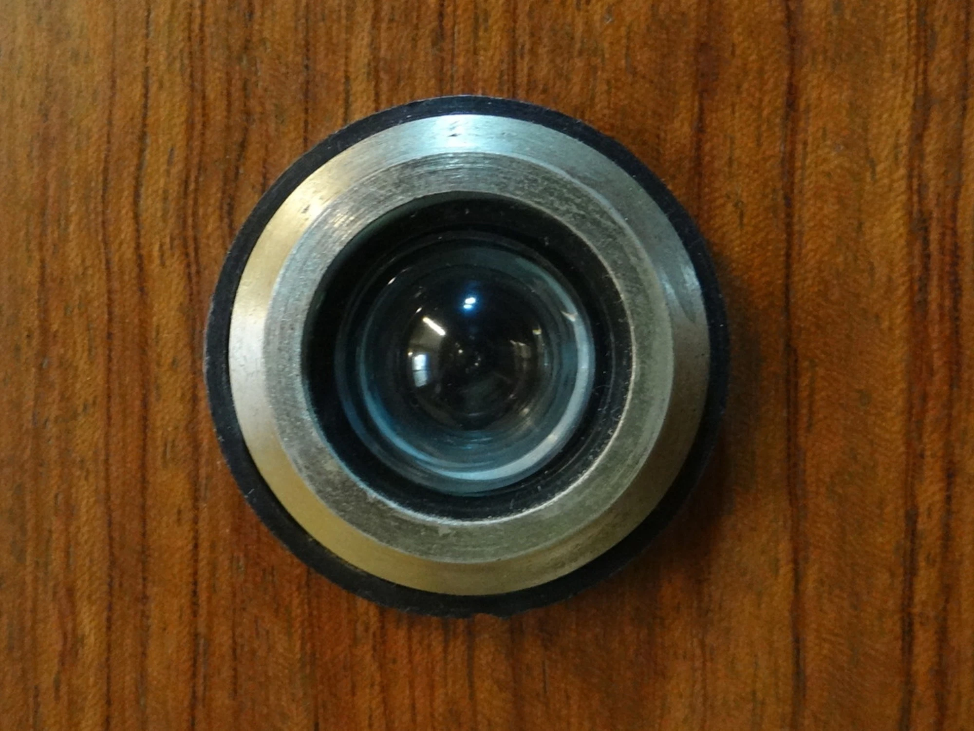 La tecnica dello spioncino: ecco come ora i ladri entrano in casa