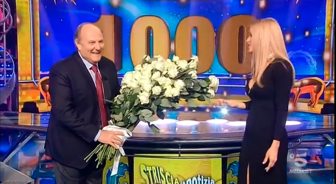 Striscia la Notizia, Gerry Scotti "celebra" Michelle Hunziker: dopo le rose, il colpo bassissimo in un video