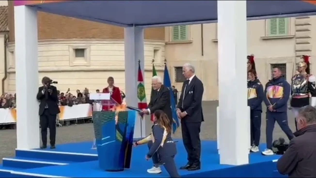 Mattarella accende il braciere olimpico di Milano-Cortina 2026