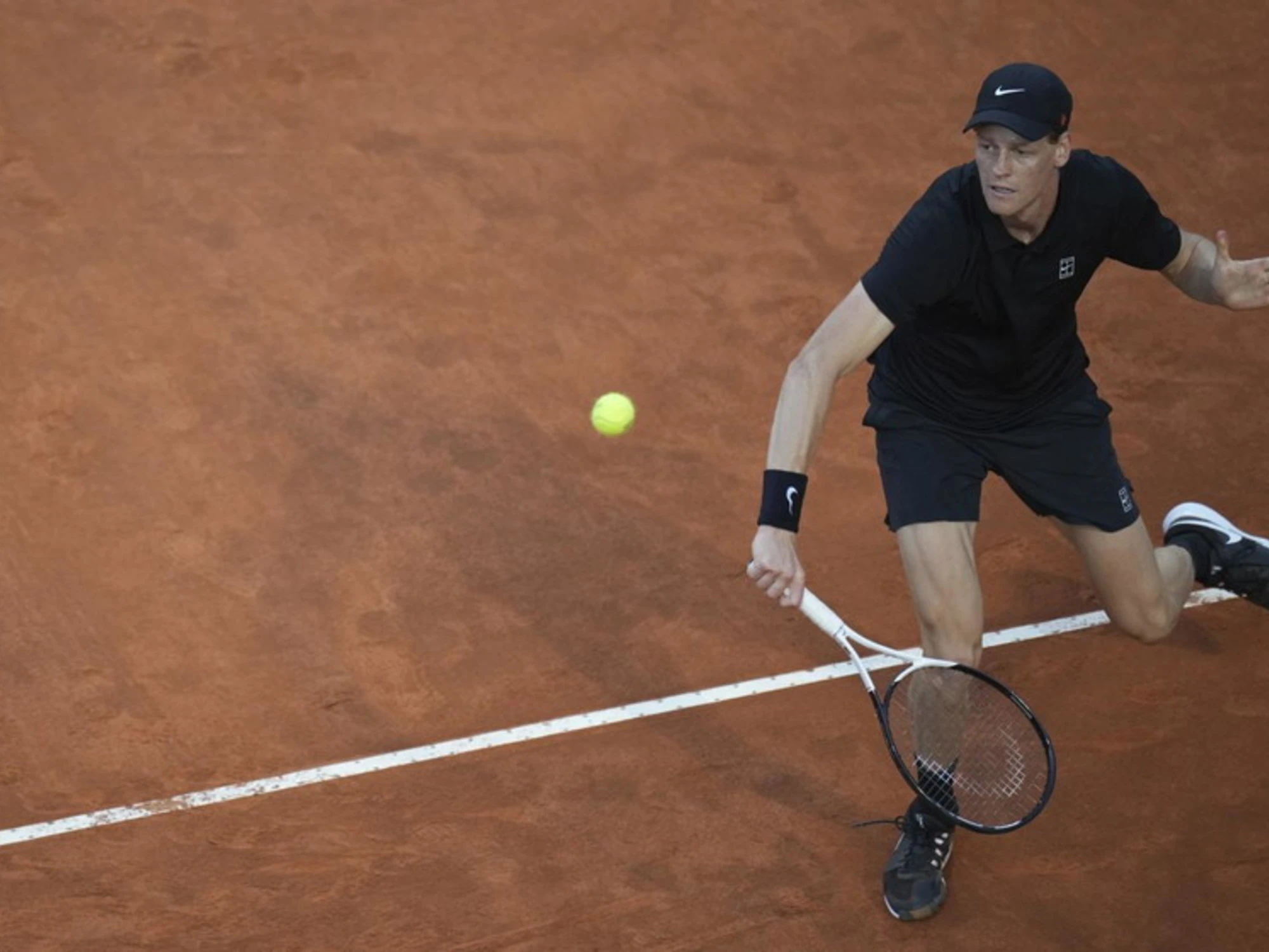 Jannik Sinner, la foto alle sue spalle fa il giro del mondo: chi c'è