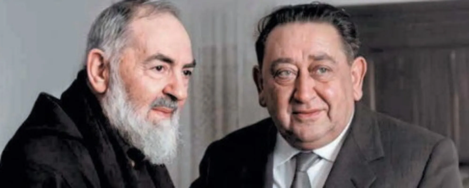 Chi è l'uomo accanto a Padre Pio: questa foto manda ai matti i compagni