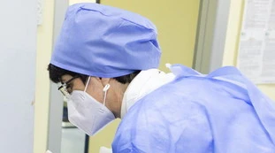 Infermiera no-vax, "a mio figlio lo faccio io". Si traveste per vaccinarlo: Roma, all'ospedale finisce in disgrazia