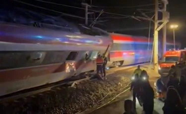 Spagna, deraglia un treno: decine di morti. Il ministro: "Incidente strano..."
