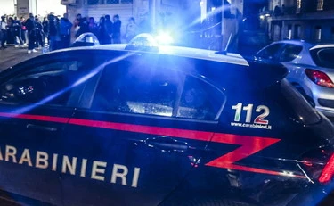 Teramo, il nipote le lancia un piatto e lei lo accoltella: la cena in famiglia degenera in rissa