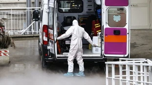 Coronavirus, il bollettino del 29 gennaio: calano contagi e decessi. Nuovi colori: Lombardia in giallo