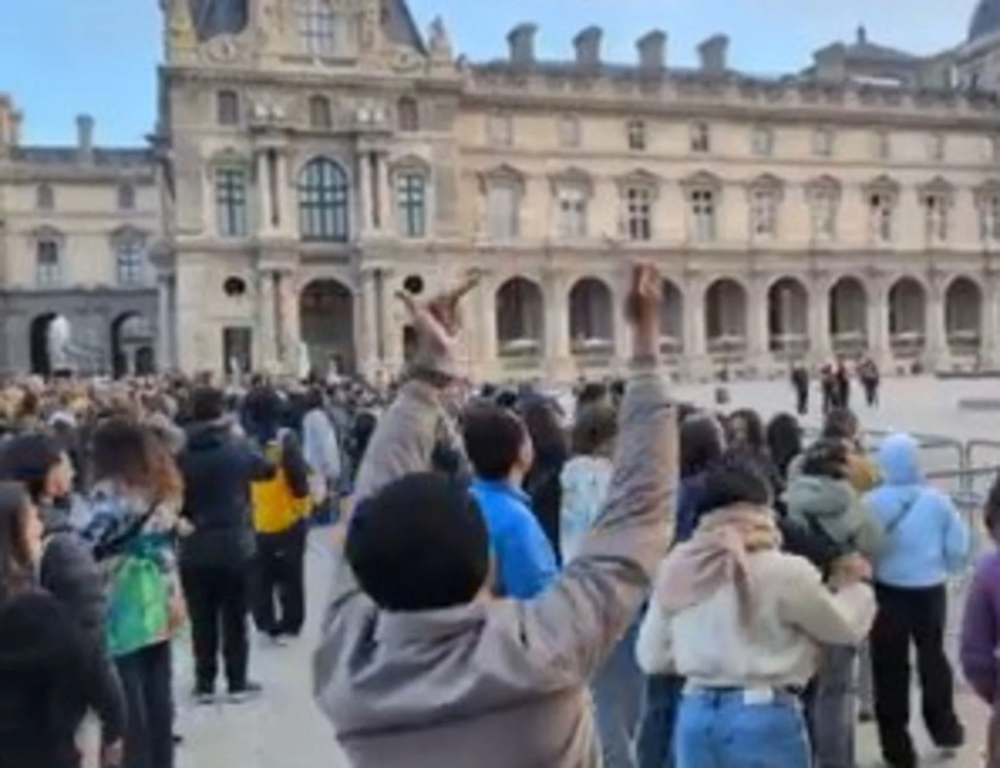 Francia, i violenti bloccano il Louvre? Massacrati dai turisti in rivolta