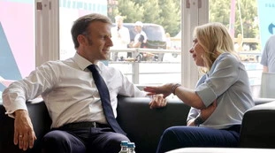 Parigi 2024, il faccia a faccia "informale" tra Meloni e Macron a Versailles