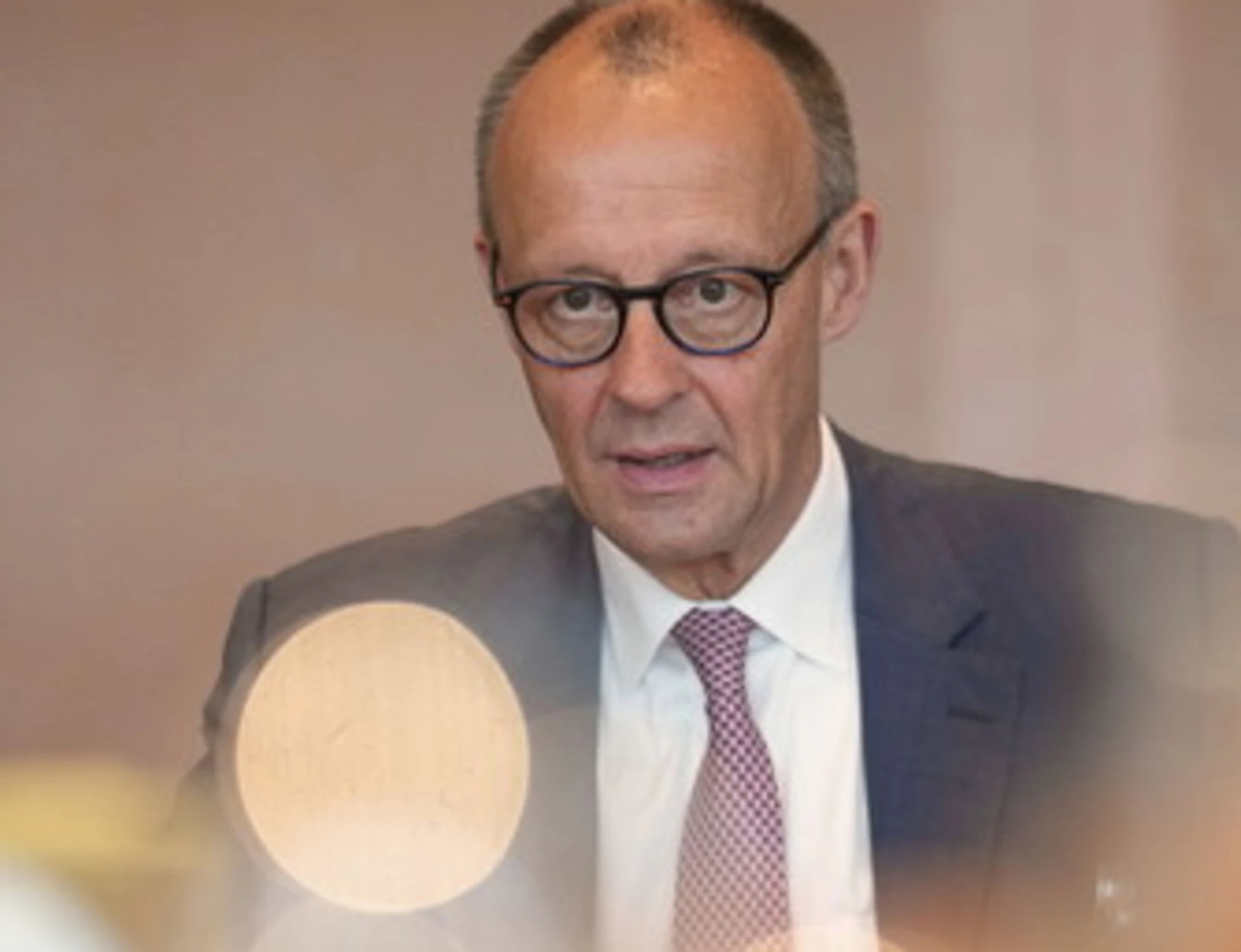 Merz fa il duro con Putin che sfotte l'Ue