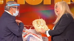 Domenica In, Mara Venier sbotta con Guillermo Mariotto: “Ma chi se ne frega, ma io non lo so"