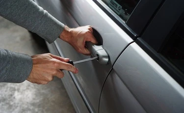 Alessandria, 48enne sorprende i ladri vicino alla sua auto, reagisce e viene accoltellato: è grave
