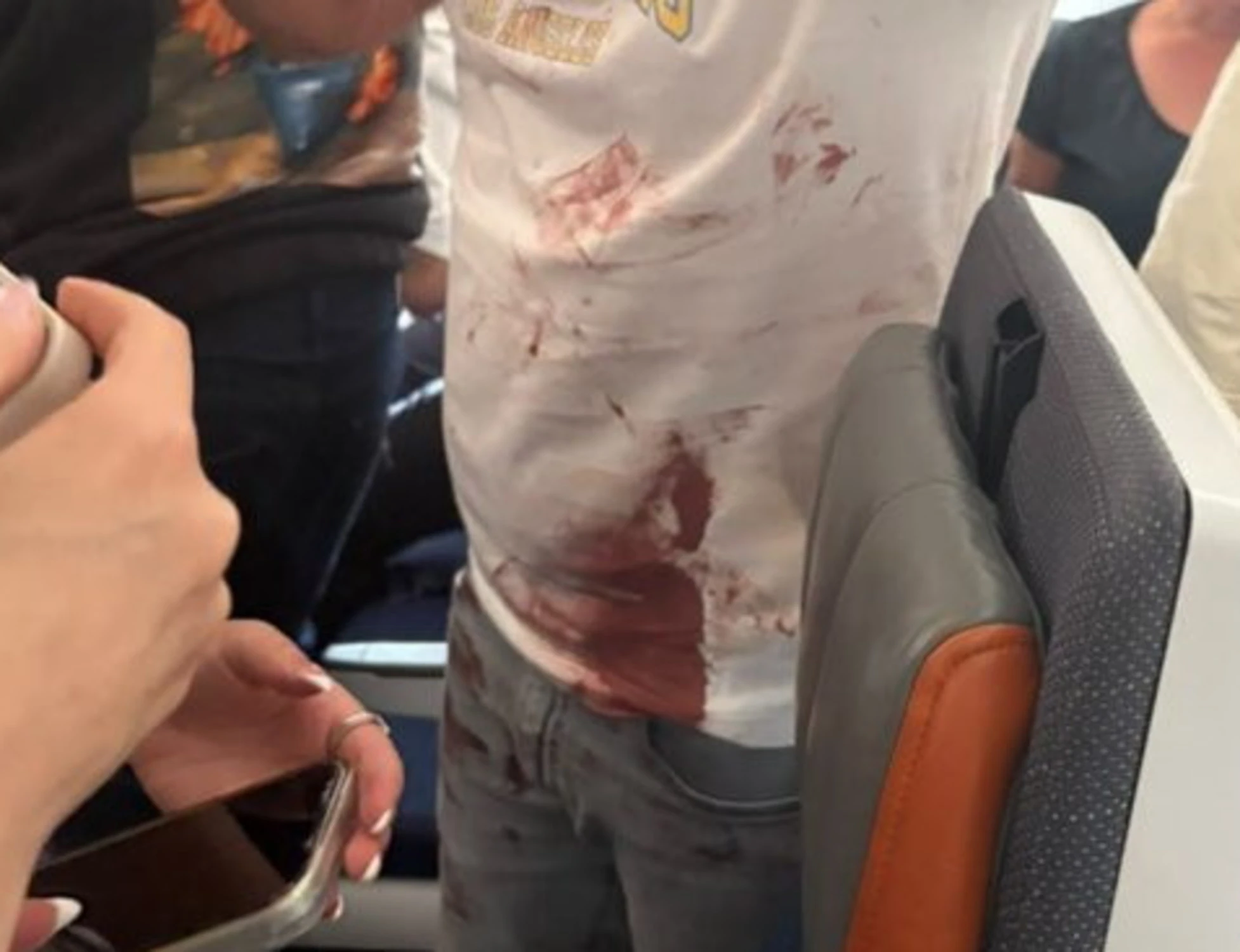 Volo Dubai-Tel Aviv, la foto di un passeggero con la maglietta insanguinata: avrebbe evitato lo schianto