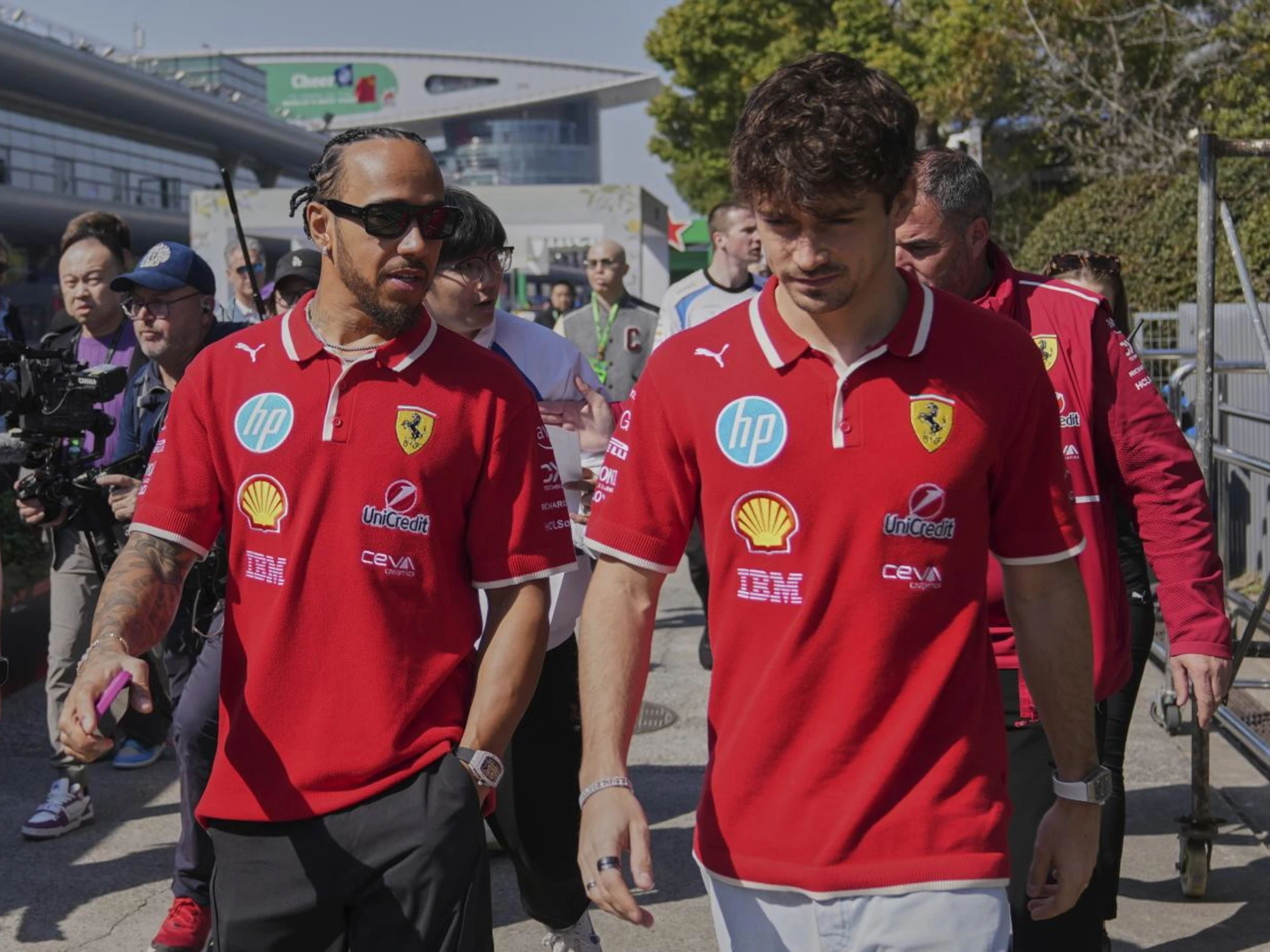 Ferrari, doppia squalifica in Cina: Leclerc e Hamilton, imbarazzante scoperta a fine gara