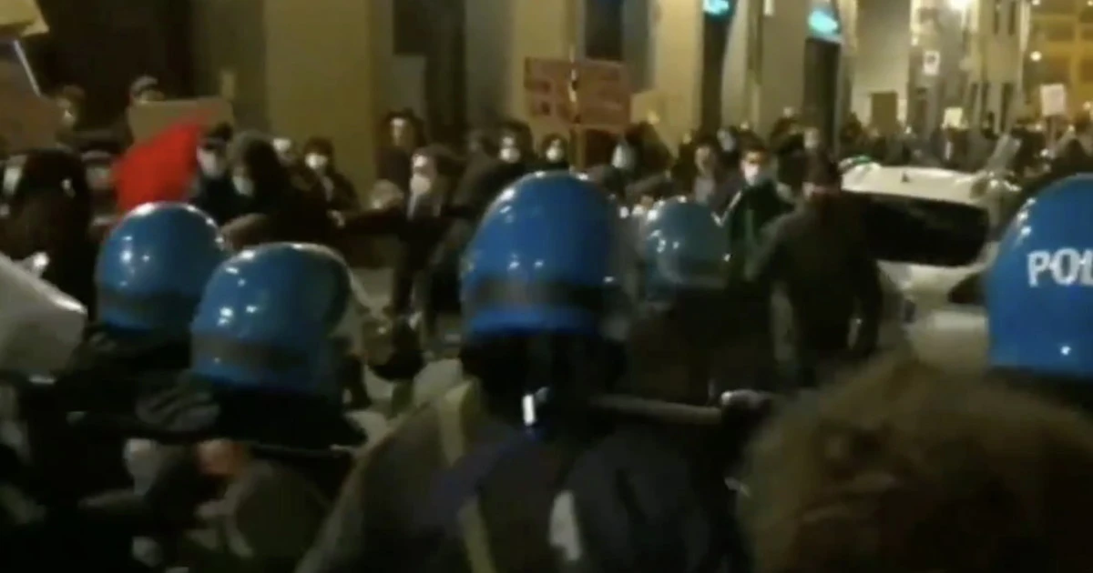 Firenze, scontri e cariche nel centro storico: "Libertà", un messaggio a Conte sul lockdown