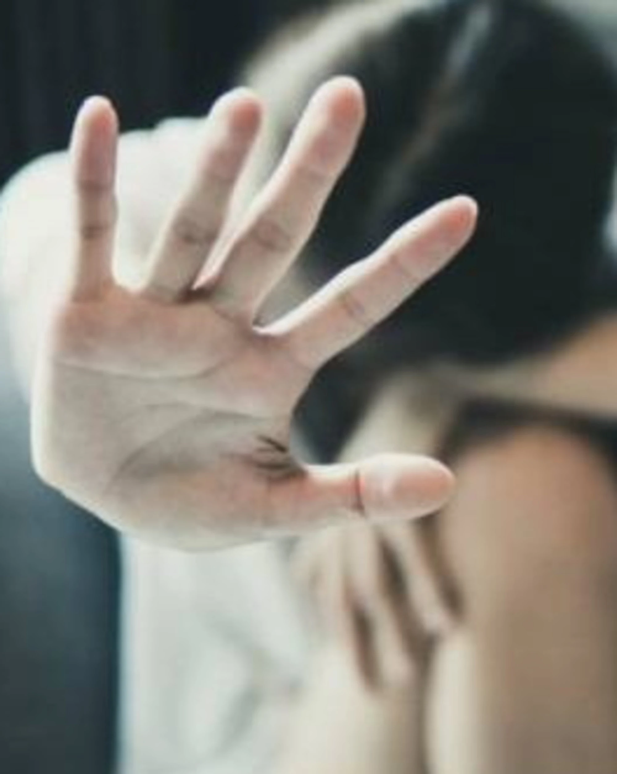 Genova, picchia la fidanzata e poi la costringe a un rapporto a tre: arrestato albanese