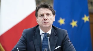 Giuseppe Conte, il premier si autoelogia. Si sente intoccabile, ma c'è chi trama per farlo fuori
