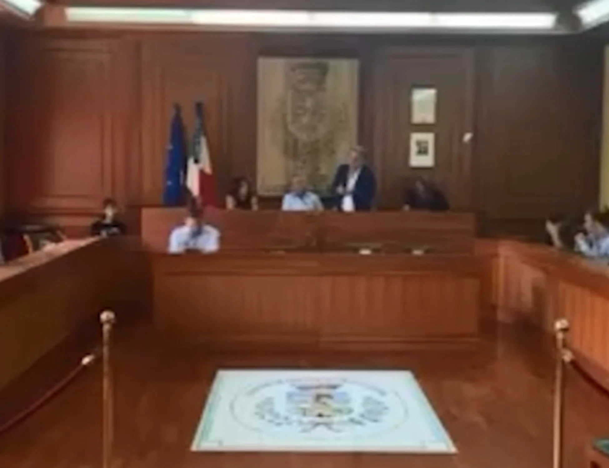 &quot;Succhiare i Chupa Chups&quot;: Giffoni, sindaco rosso perde la testa <span style="color: rgb(153, 0, 0);">Video</span>