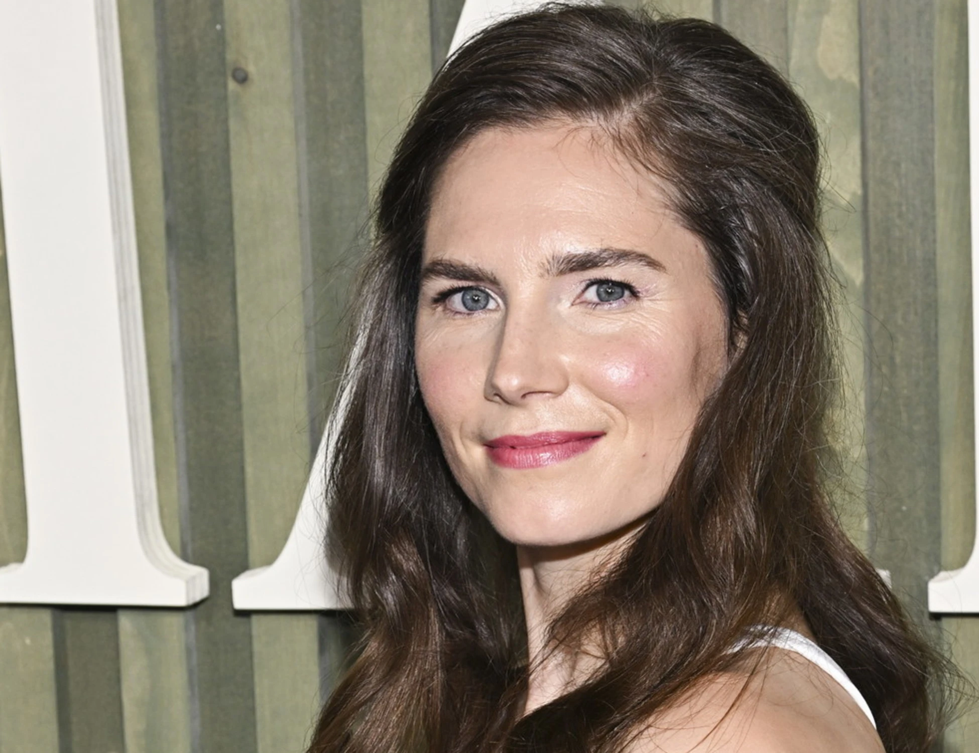 Amanda Knox trasforma l'omicidio di Meredith in una stand-up comedy: "Lei apprezzerebbe"
