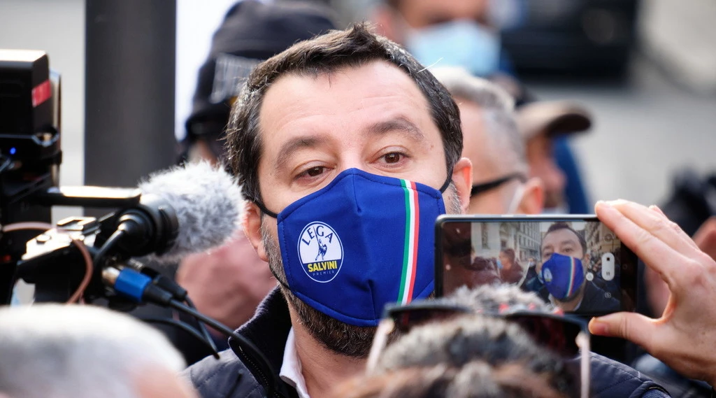 Matteo Salvini contro Pd e M5s: "Gambiano prende a sassate 4 agenti, ricoverati. Perché vi dovete vergognare"
