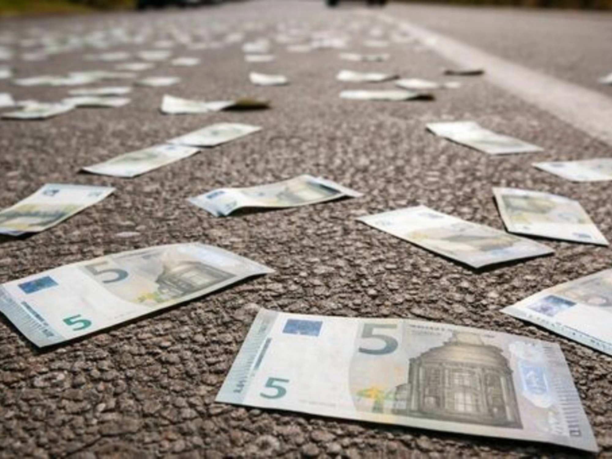 Lecce, pioggia di banconote sulla circonvallazione: scoppia il delirio