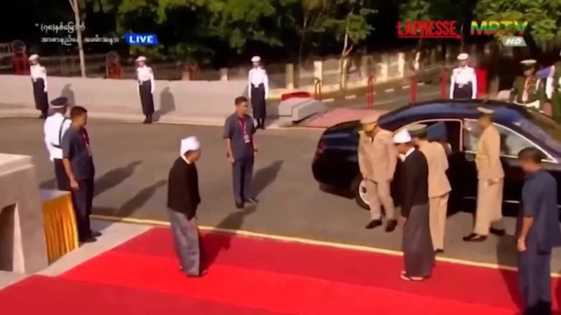 Vojaški vodja Mjanmara se je prvič po petih letih udeležil javne slovesnosti pred volitvami