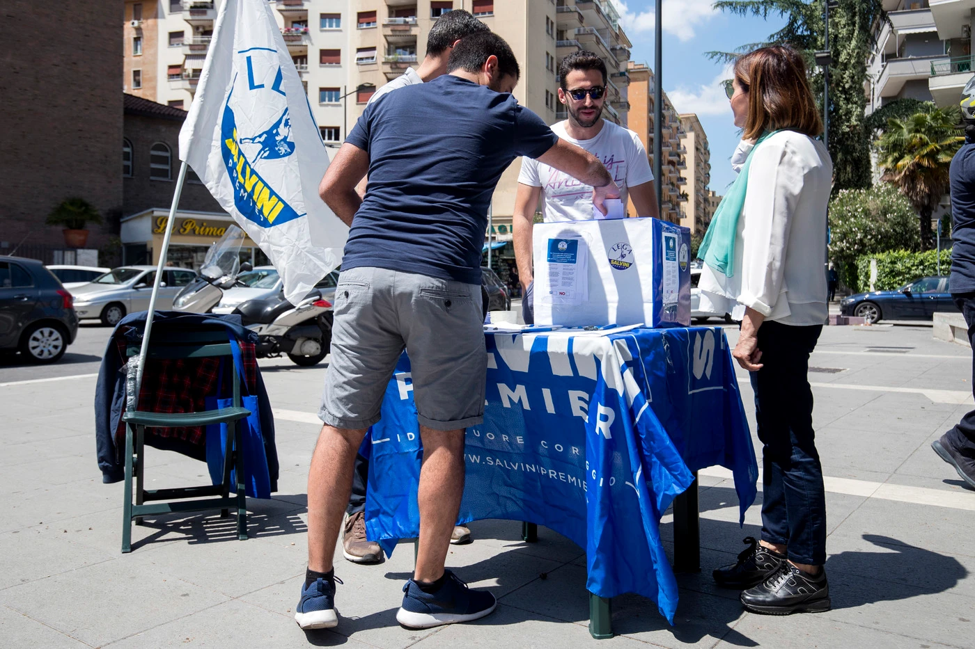 Militanti della Lega aggrediti da esponenti dei centri sociali a Firenze: "Fascisti di m***"