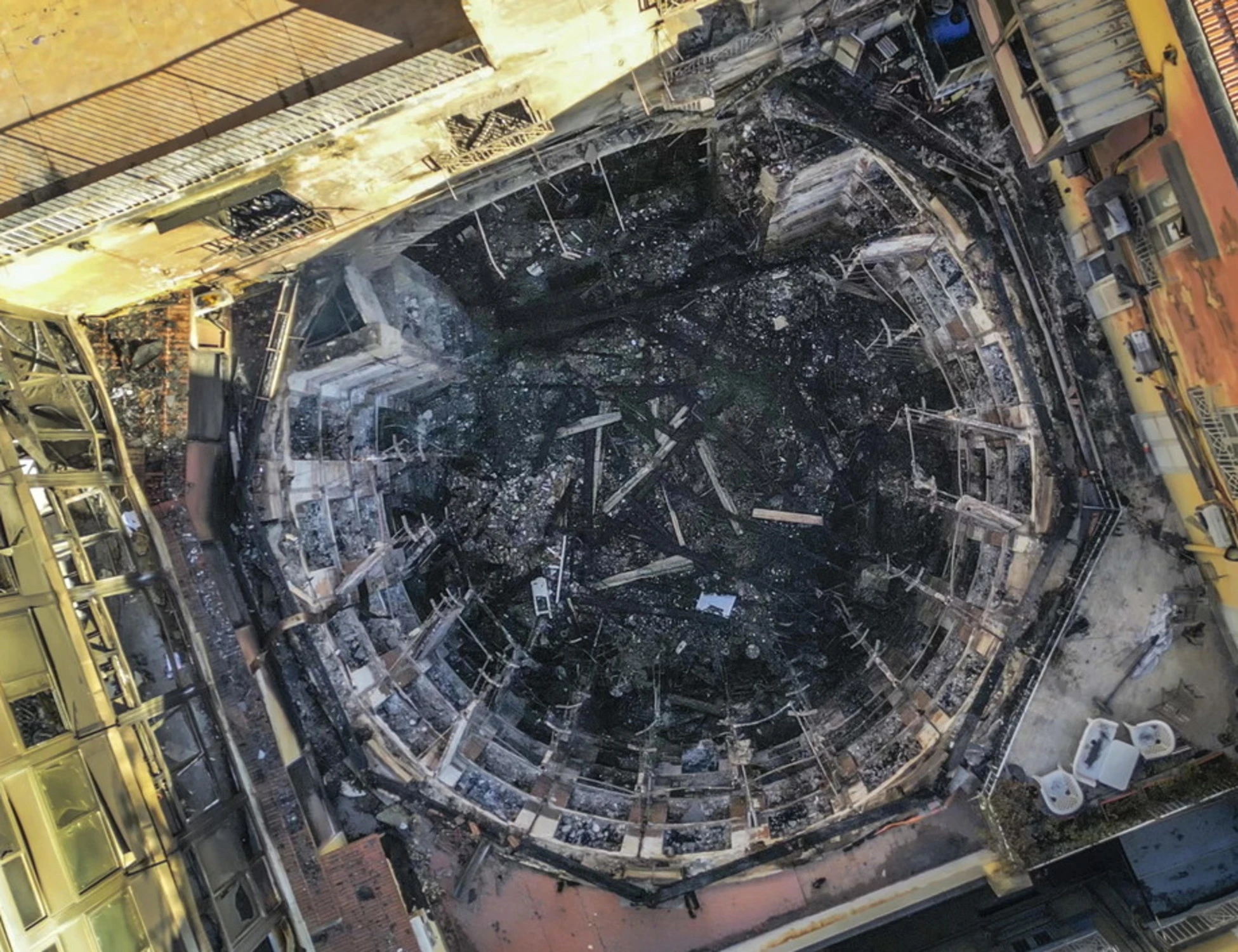 Con un teatro brucia l'anima di una città