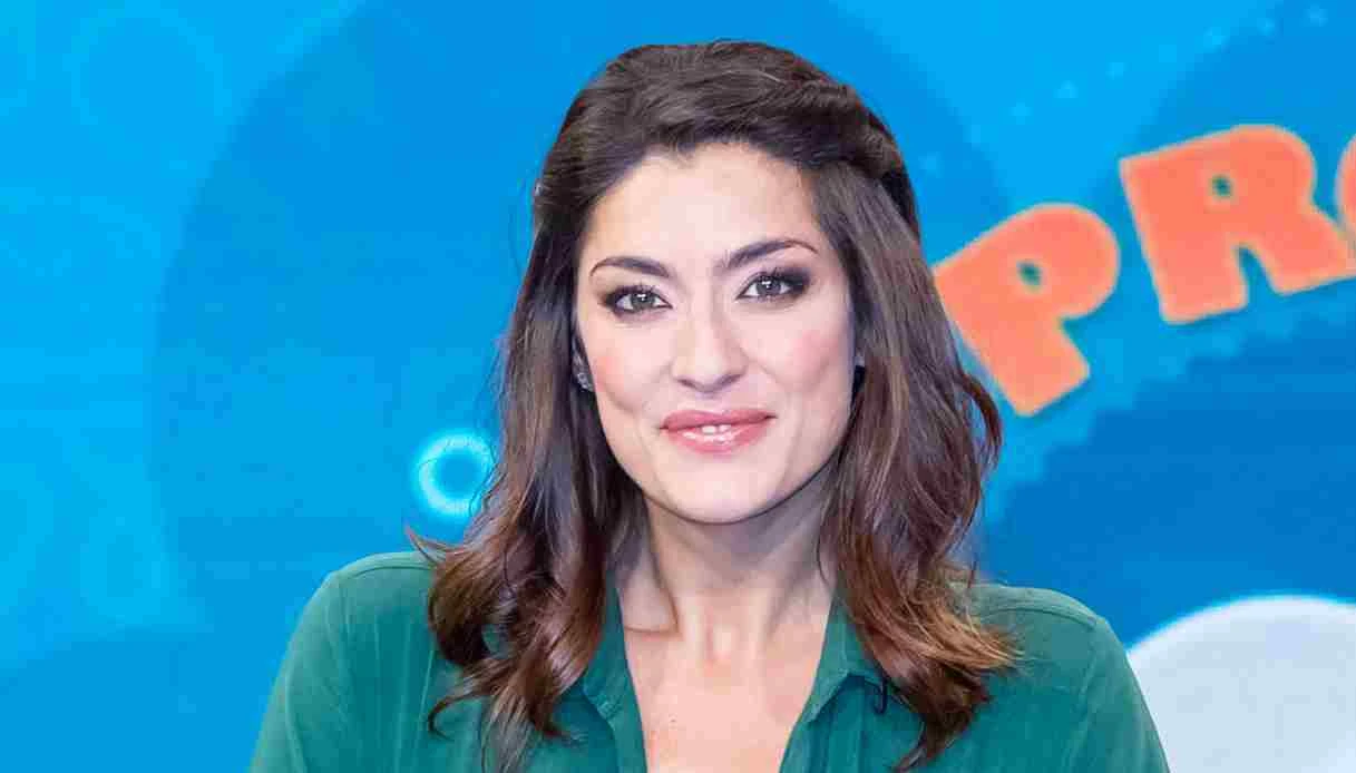Elisa Isoardi novità in arrivo? Cosa spunta sulla sua mano: l'anello di diamanti non passa inosservato