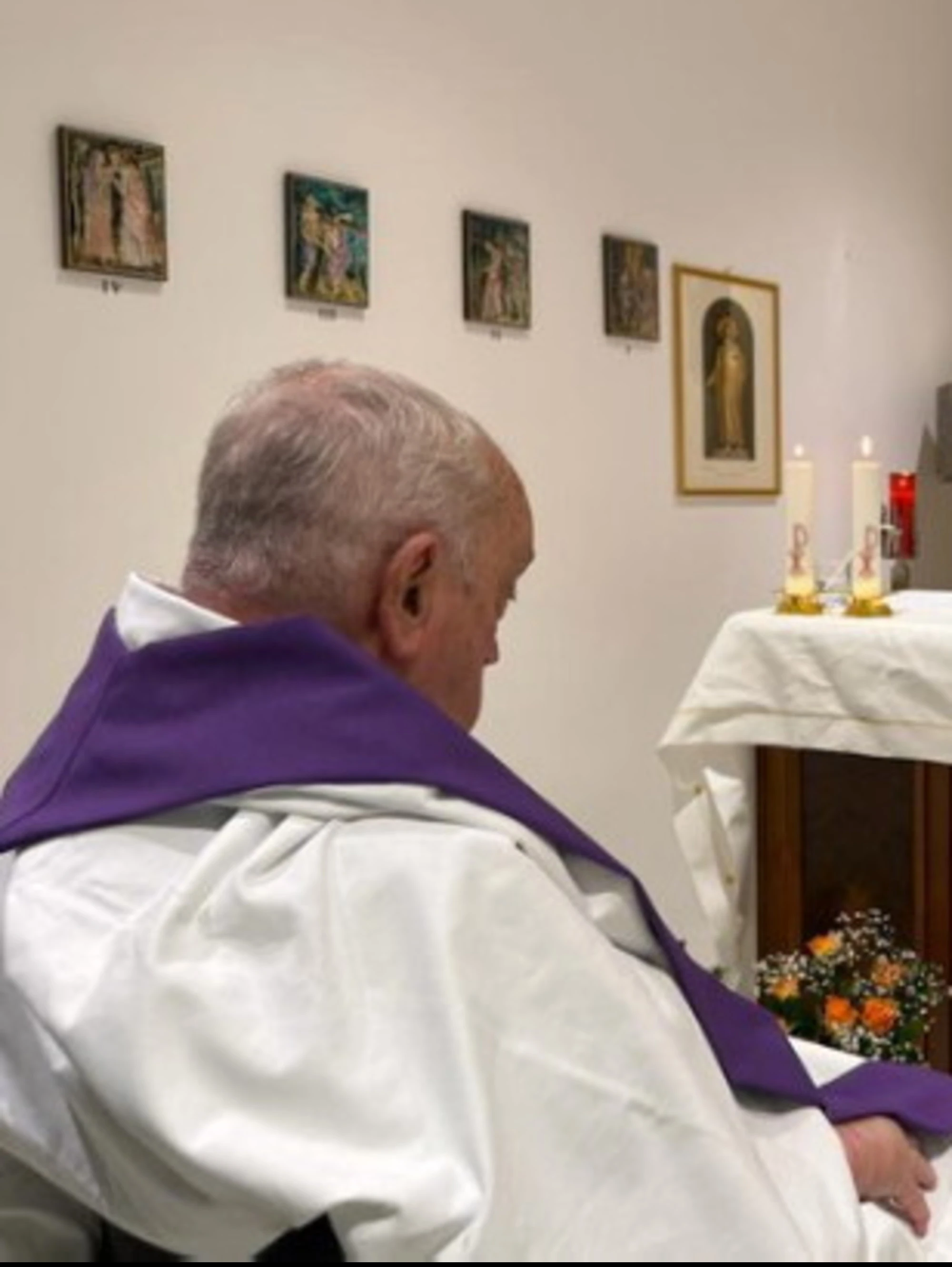 Papa Francesco, la Santa Sede diffonde la prima foto dopo il ricovero: come si è fatto ritrarre e dove