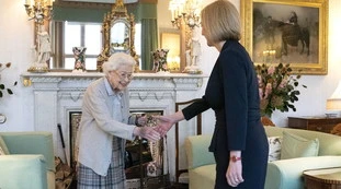 Regina Elisabetta, l'incontro con Liz Truss? Cosa compare sulla mano, panico a corte