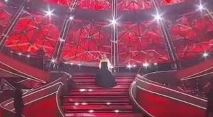 Chiara Ferragni scivola sulla scala, e intanto a Sanremo...